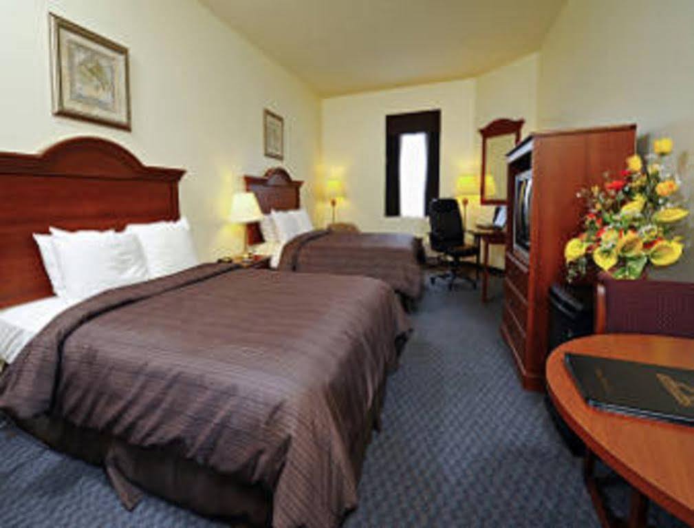 Days Inn By Wyndham Toronto East Beaches Dış mekan fotoğraf
